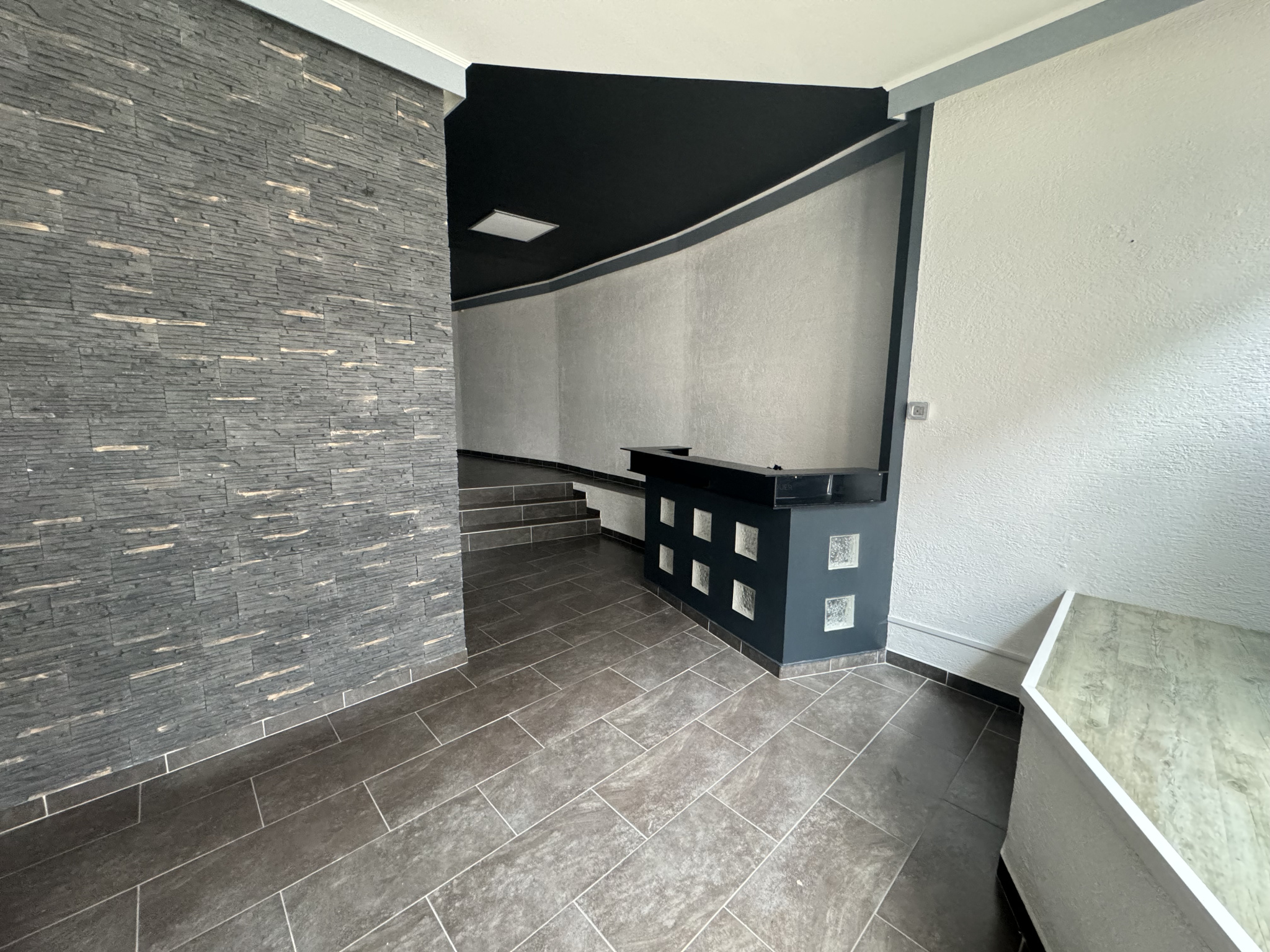 SARREGUEMINES - rue de la chapelle - local commercial avec vitrine tournée vers la rue - 45m2