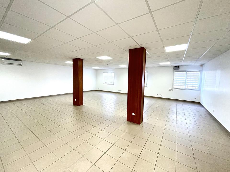 AY-SUR-MOSELLE - Bureaux professionnels  - Local - 95m2