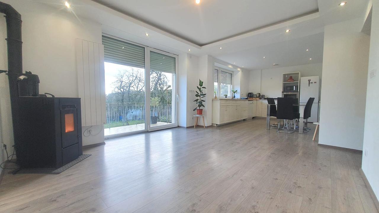 Niché dans une grande maison rénovée en  2023, T3 de 70M2 au RDC avec une terrasse et jardin