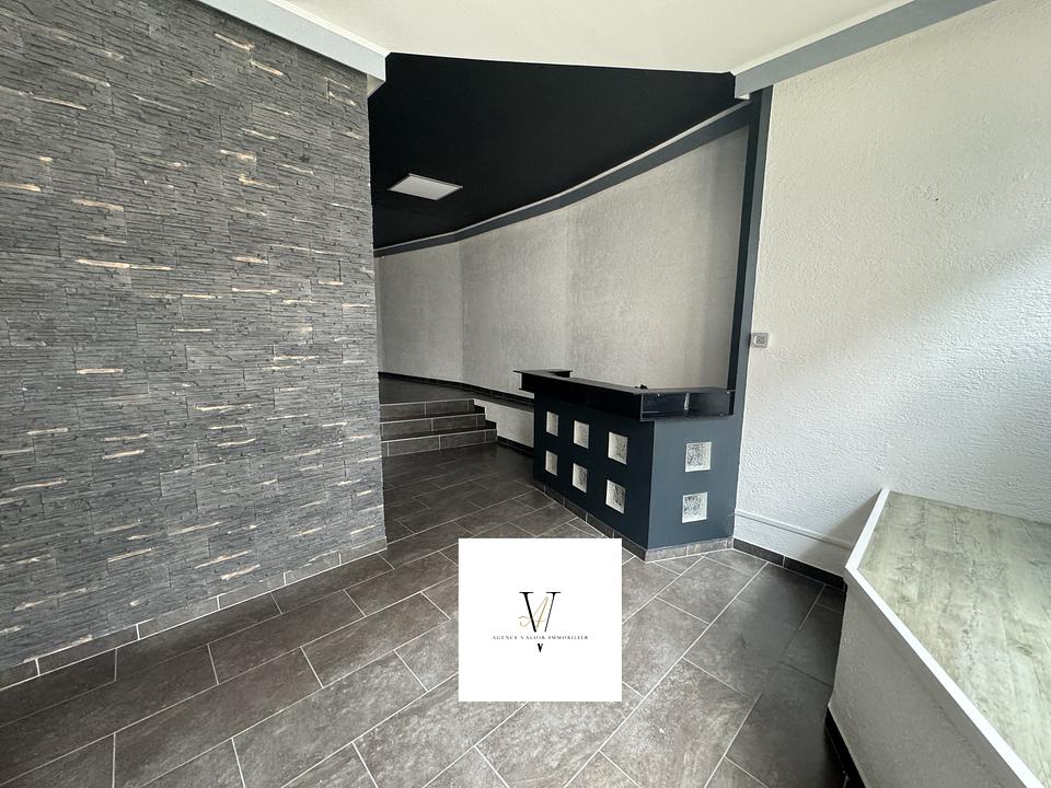 SARREGUEMINES - rue de la chapelle - local commercial avec vitrine tournée vers la rue - 45m2